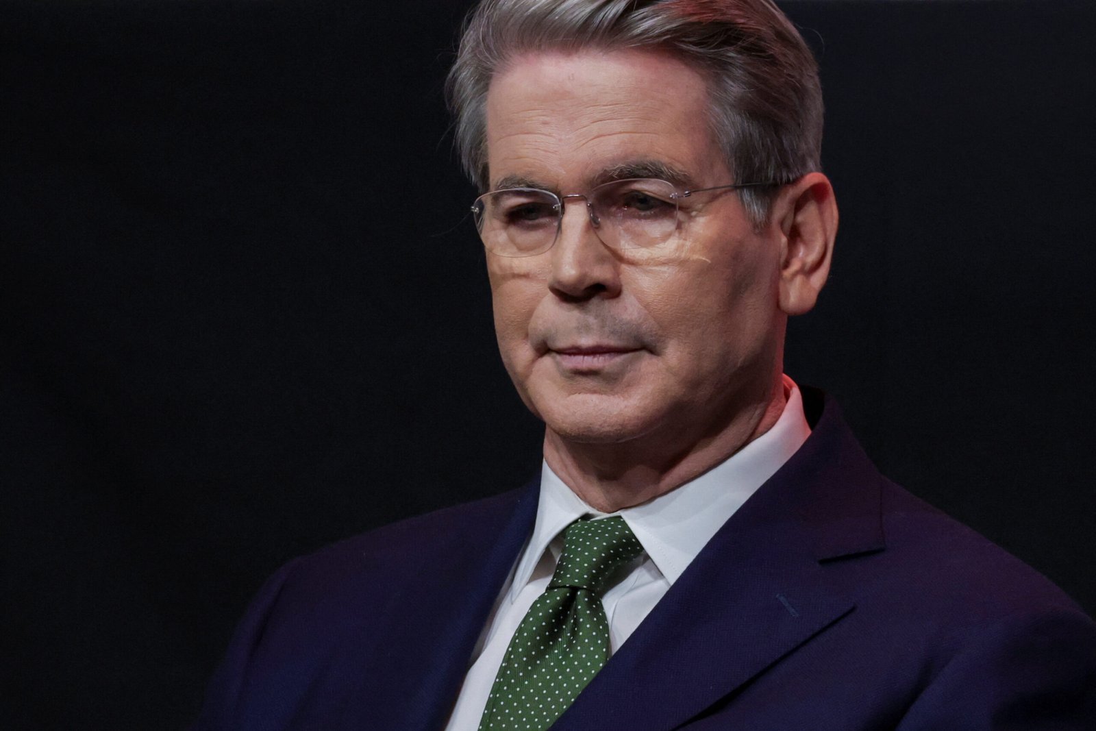 Cabe à China diminuir tensões comerciais, diz Scott Bessent