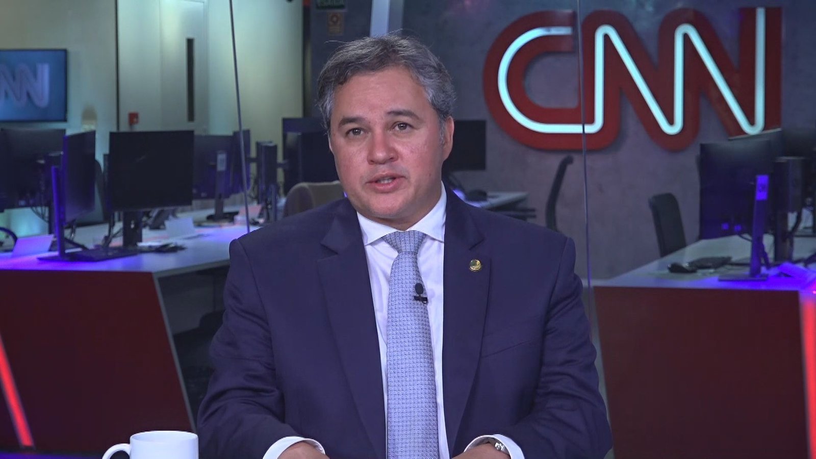 Federação dialoga com a redução do pluripartidarismo, diz senador à CNN