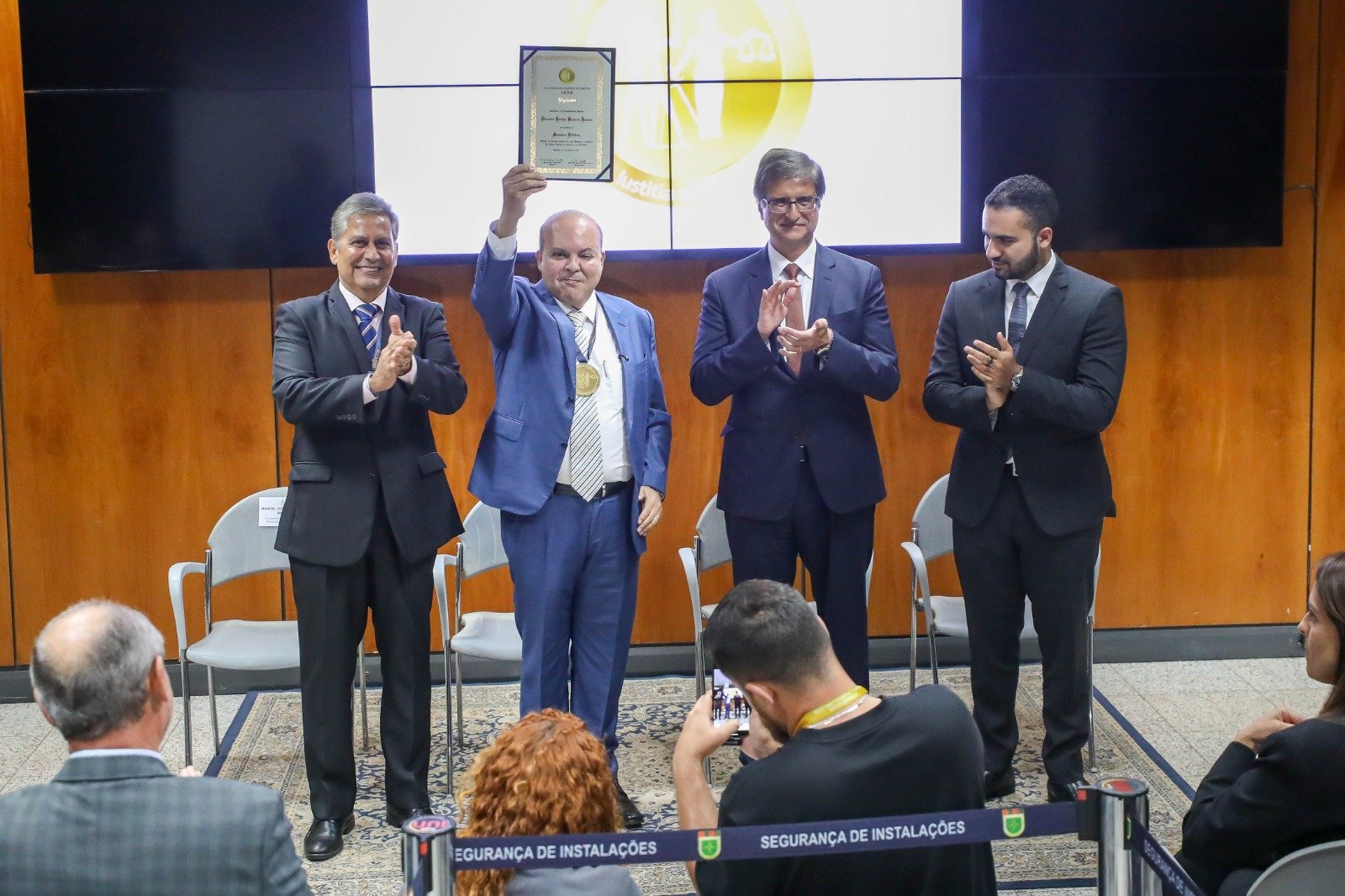 Governador Ibaneis Rocha toma posse na Academia Brasiliense de Direito