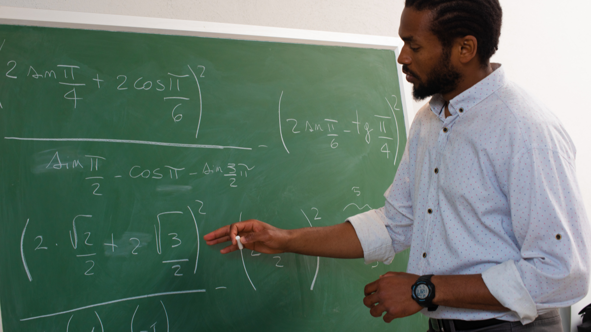 IFG lança edital de processo seletivo com salários de até R$ 8 mil