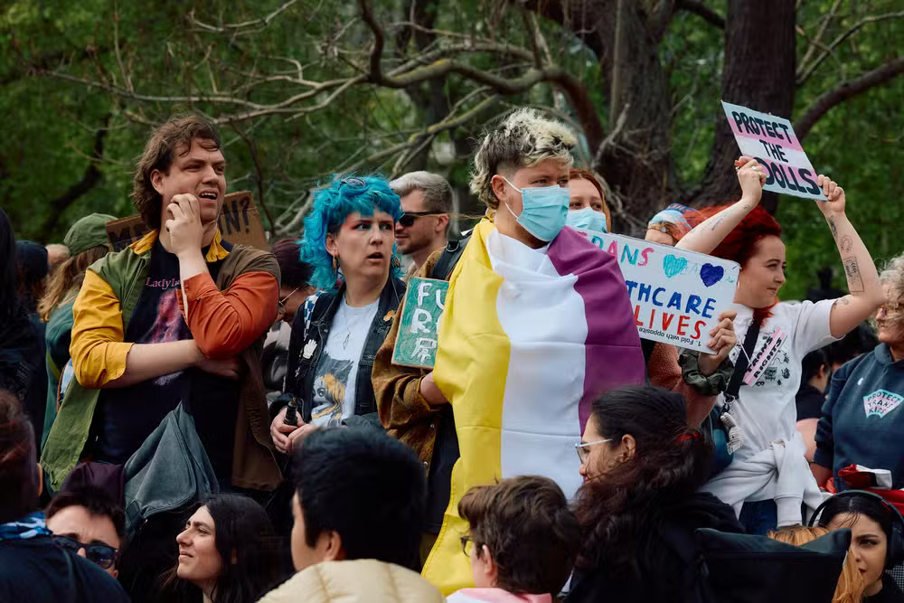 Multidão em Londres protesta por direitos trans após decisão do Supremo britânico – Gay1