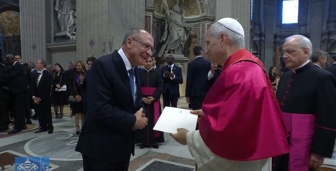 Alckmin entrega ao papa Leão XIV convite para a COP30 no Brasil