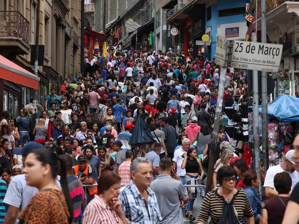 Após adiamentos, nova regra para trabalho no comércio aos domingos entra em vigor