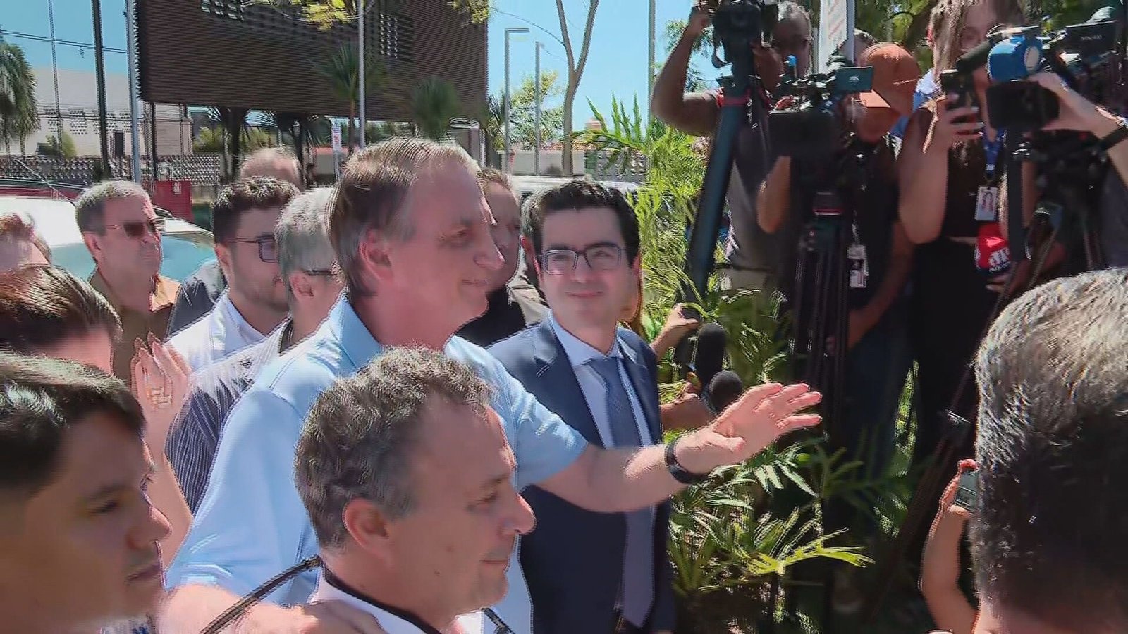 Bolsonaro deixa o hospital após 21 dias internado