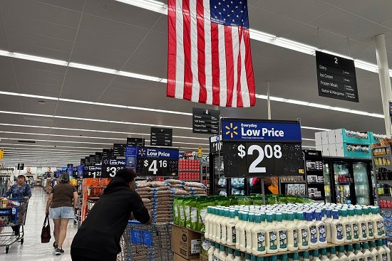 Confiança do consumidor dos EUA sobe em maio, mas ansiedade com tarifas persiste