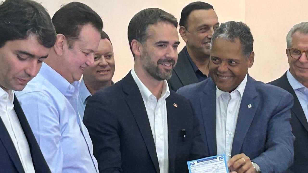 Eduardo Leite se filia ao PSD e assume presidência do partido no RS