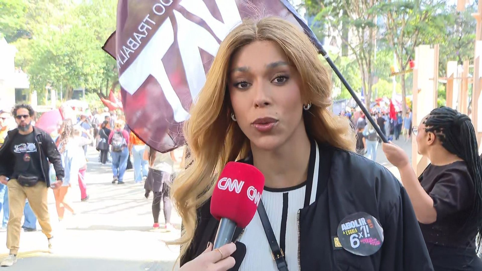 Mundo já reduziu jornada e Brasil está obsoleto, diz Erika Hilton à CNN