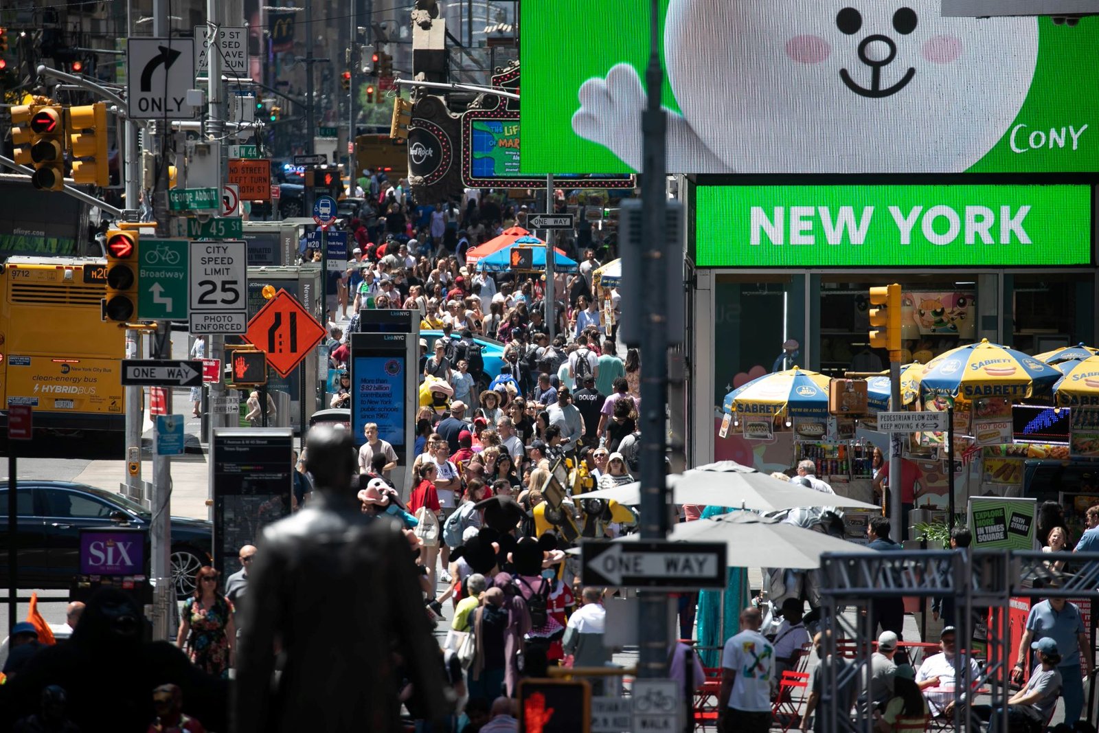 Nova York projeta queda de 17% em turistas estrangeiros devido às políticas de Trump