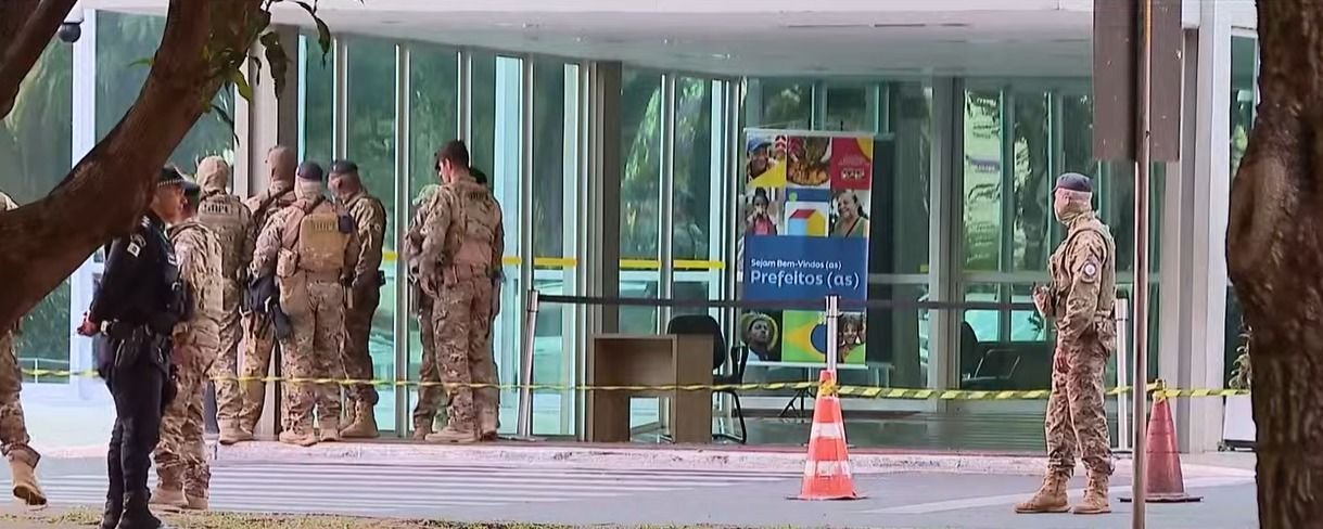 Suspeita de bomba em frente a ministério mobiliza polícia em Brasília