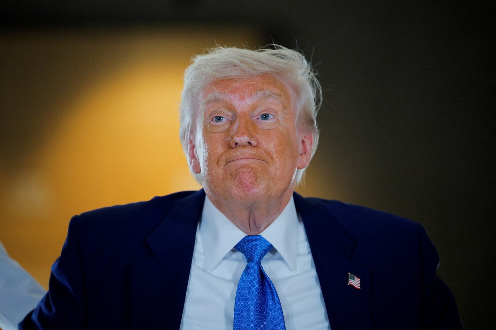 Trump diz ao Walmart para “comer as tarifas” em vez de aumentar os preços