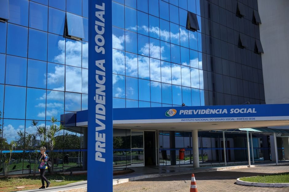 Waack: Governo sofre para se descolar da crise do INSS