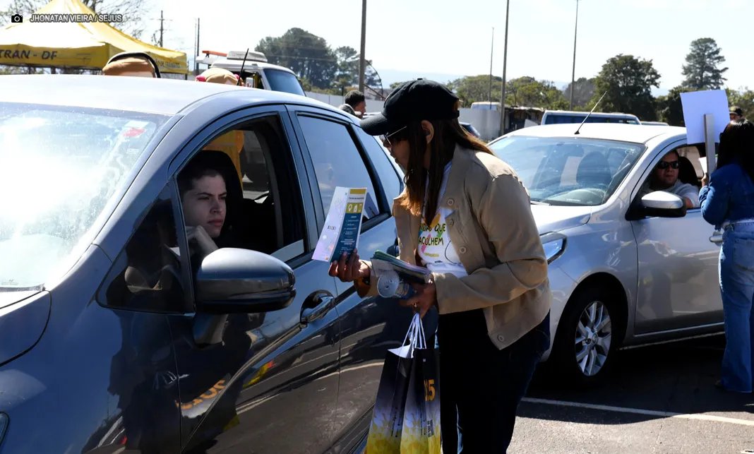 Blitz educativa alerta para riscos do uso de drogas e álcool no trânsito no DF