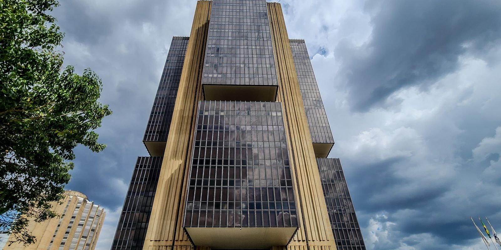 Copom eleva juros básicos da economia para 15% ao ano