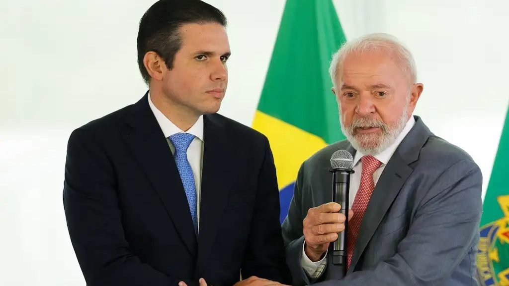 Lula se reúne com Hugo Motta e ministros em meio a negociações por pacote fiscal