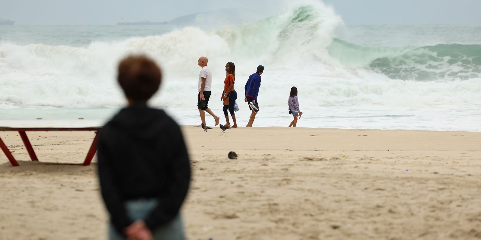 Temperatura cai no Rio, com ventania e mar de ressaca
