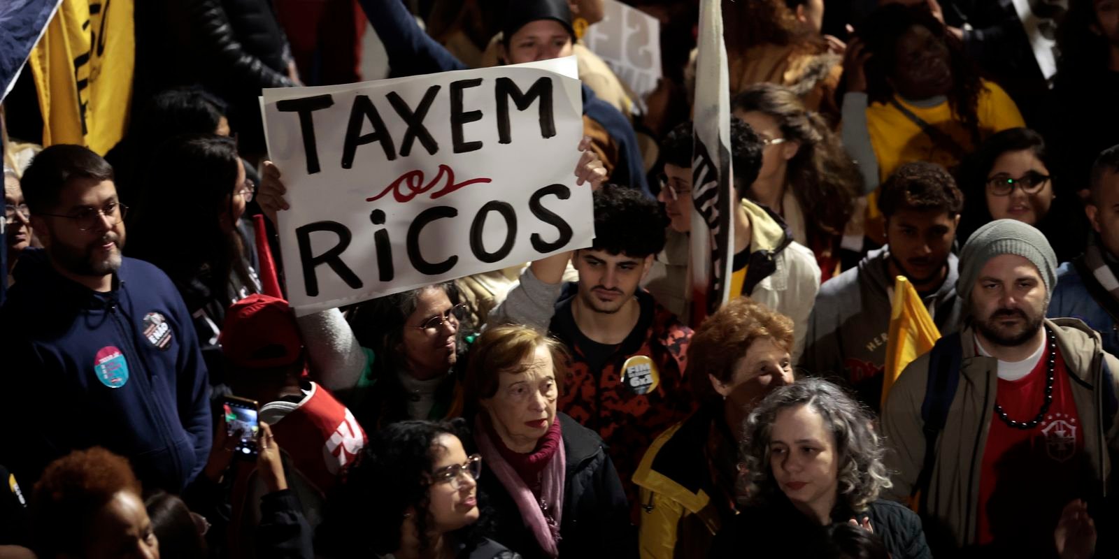 Ato na Avenida Paulista pede taxação de super-ricos e condena tarifaço