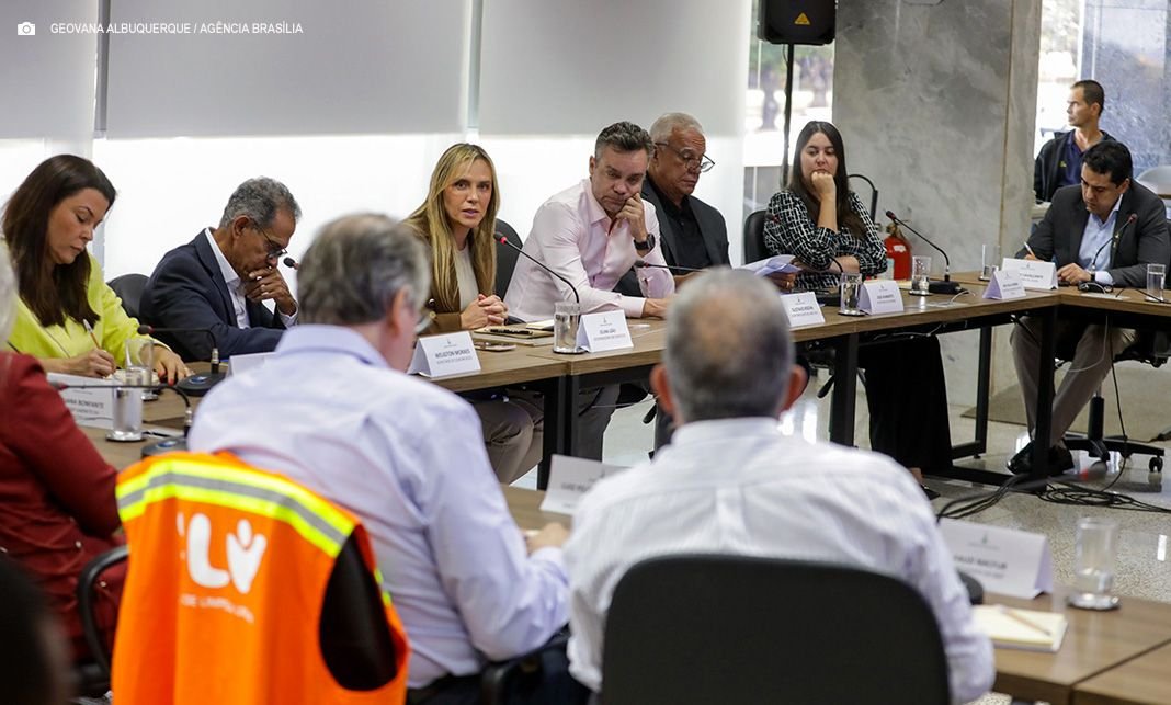 Celina Leão alinha ações do Programa Acolhe DF em reunião com secretariado