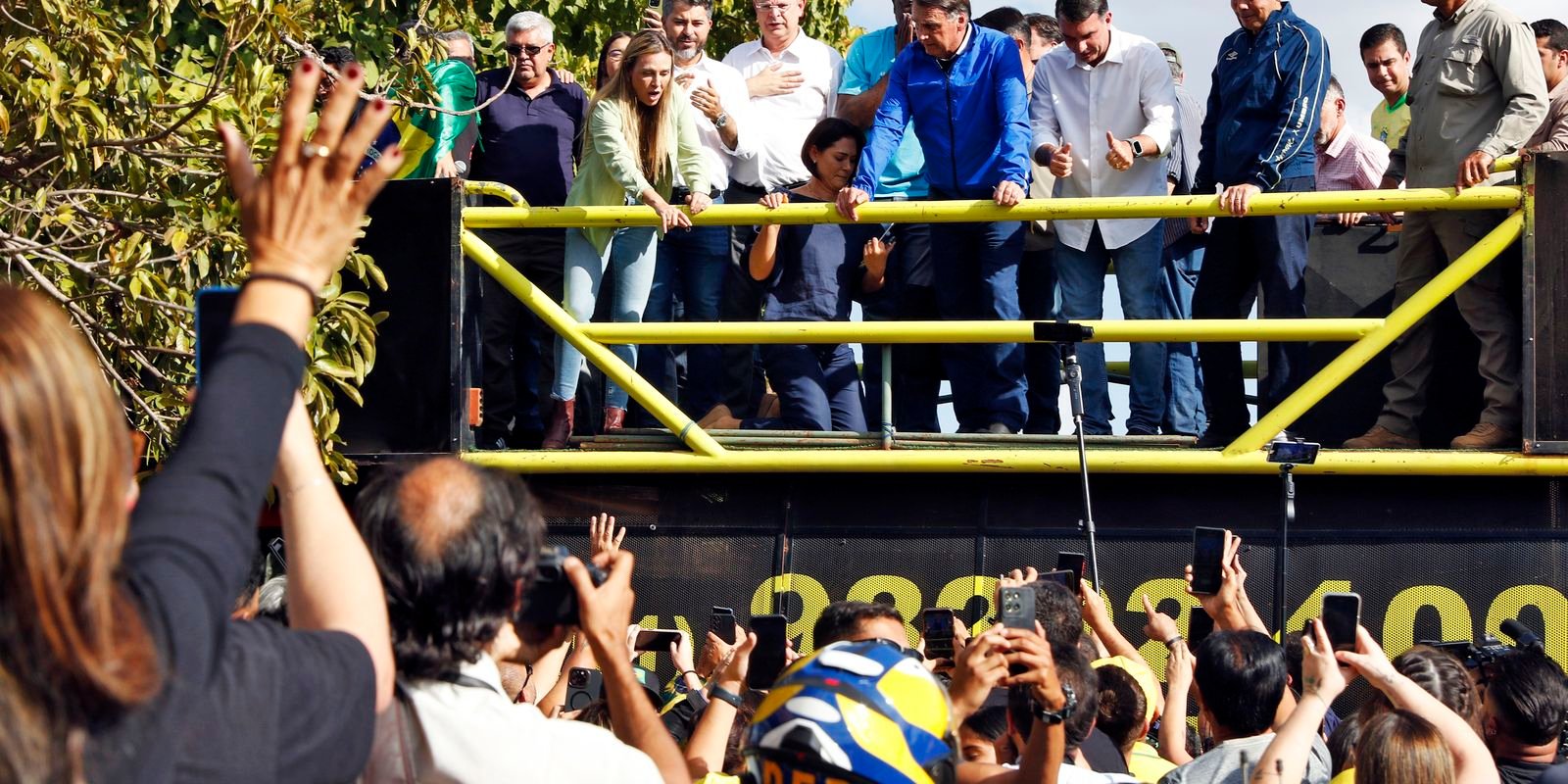 De tornozeleira, Bolsonaro participa de motociata em Brasília