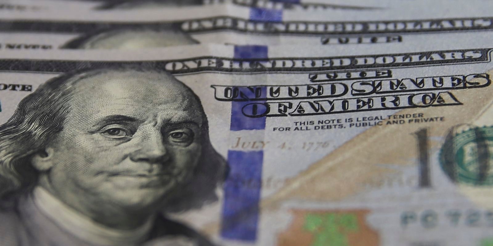 Dólar inicia a semana em queda e fecha a R$ 5,56