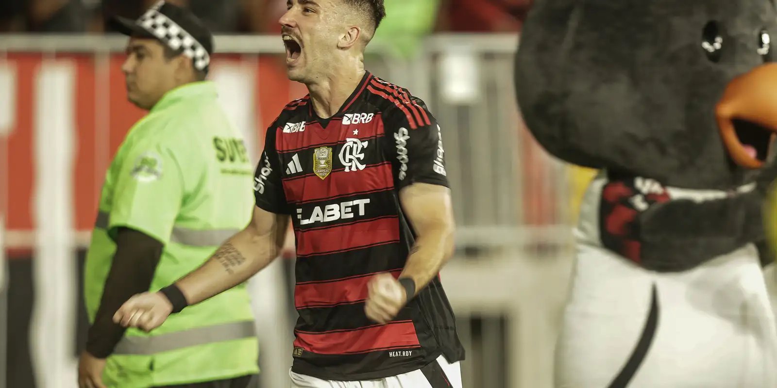 Flamengo vence o Galo e é o novo líder do Campeonato Brasileiro