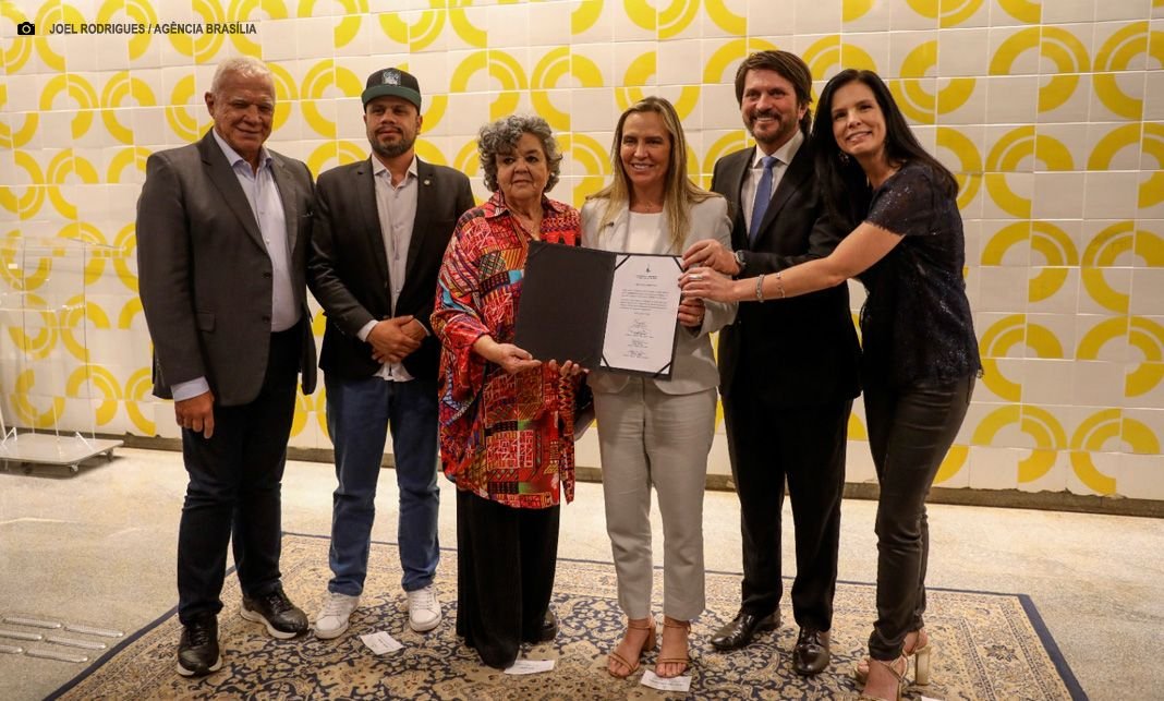 Governadora em exercício, Celina Leão assina termo de concessão de terreno à Fundação Athos Bulcão