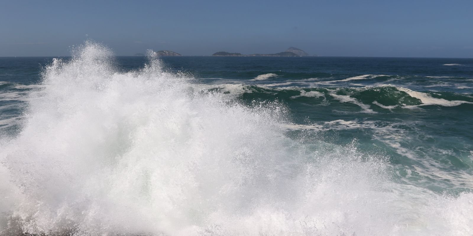 Marinha mantém alerta de ondas fortes no Rio até quinta-feira