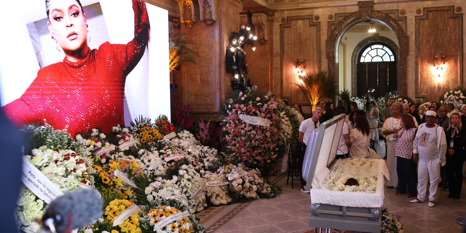 Velório de Preta Gil reúne centenas de pessoas no Rio