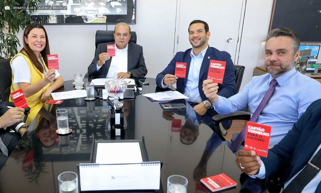 "Cartão Vermelho para o Racismo" ganha o Brasil em acordo GDF e CBF — Política Distrital agora é PDNews, notícias sobre Política e Saúde do DF