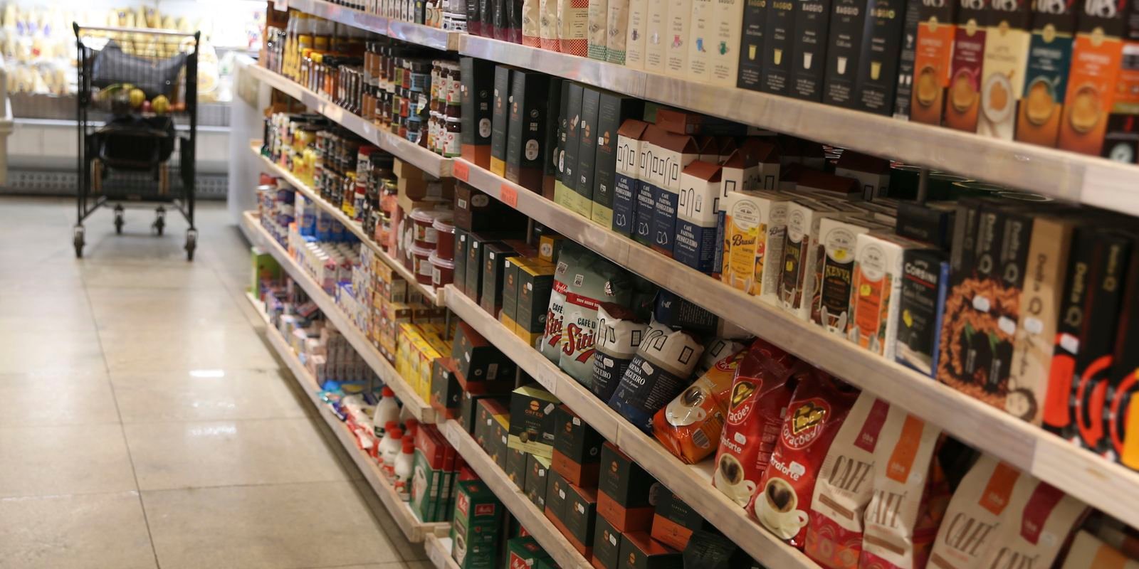 Consumo em supermercados cresceu 4% em julho, aponta Abras