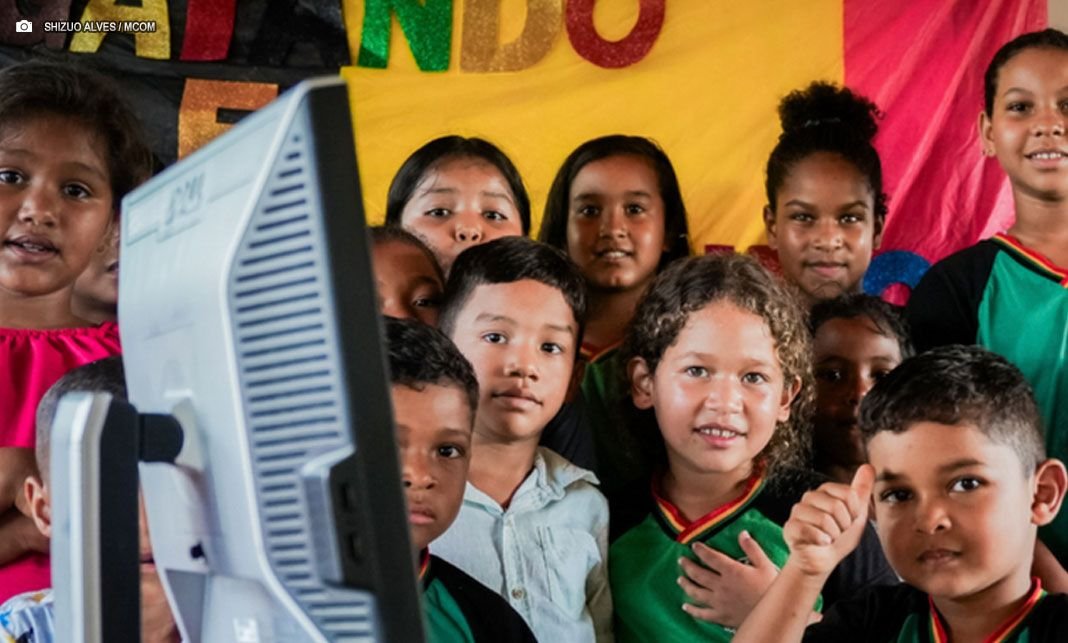 Distrito Federal tem 18% das escolas públicas conectadas à internet. Média do país é de 59,55%