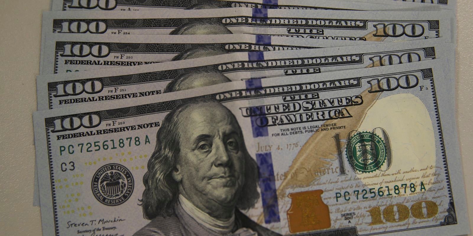 Dólar fecha abaixo de R$ 5,50 pela primeira vez em quase um mês