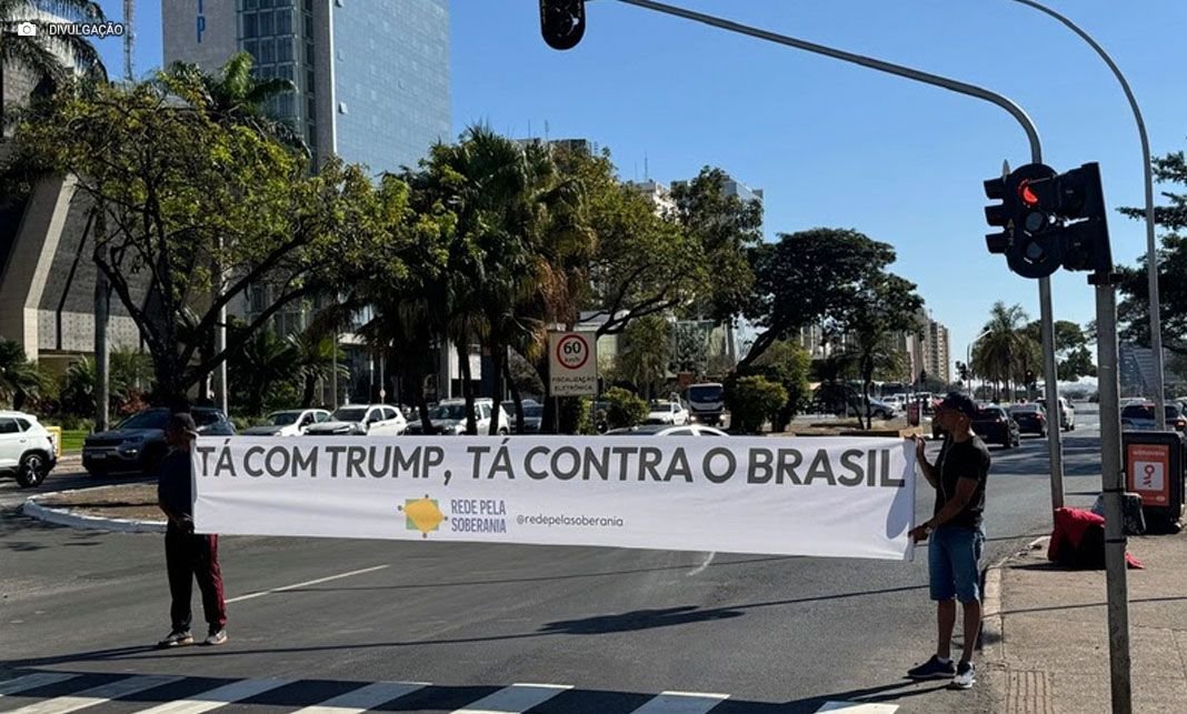 “Faixaço” contra tarifaço de Trump em Brasília — Política Distrital agora é PDNews, notícias sobre Política e Saúde do DF