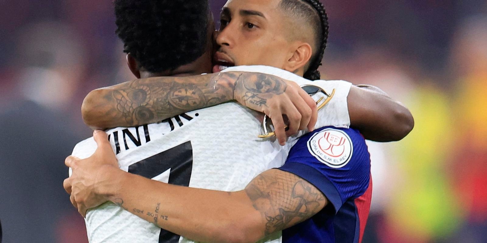 Raphinha e Vinicius Júnior são indicados ao prêmio Bola de Ouro