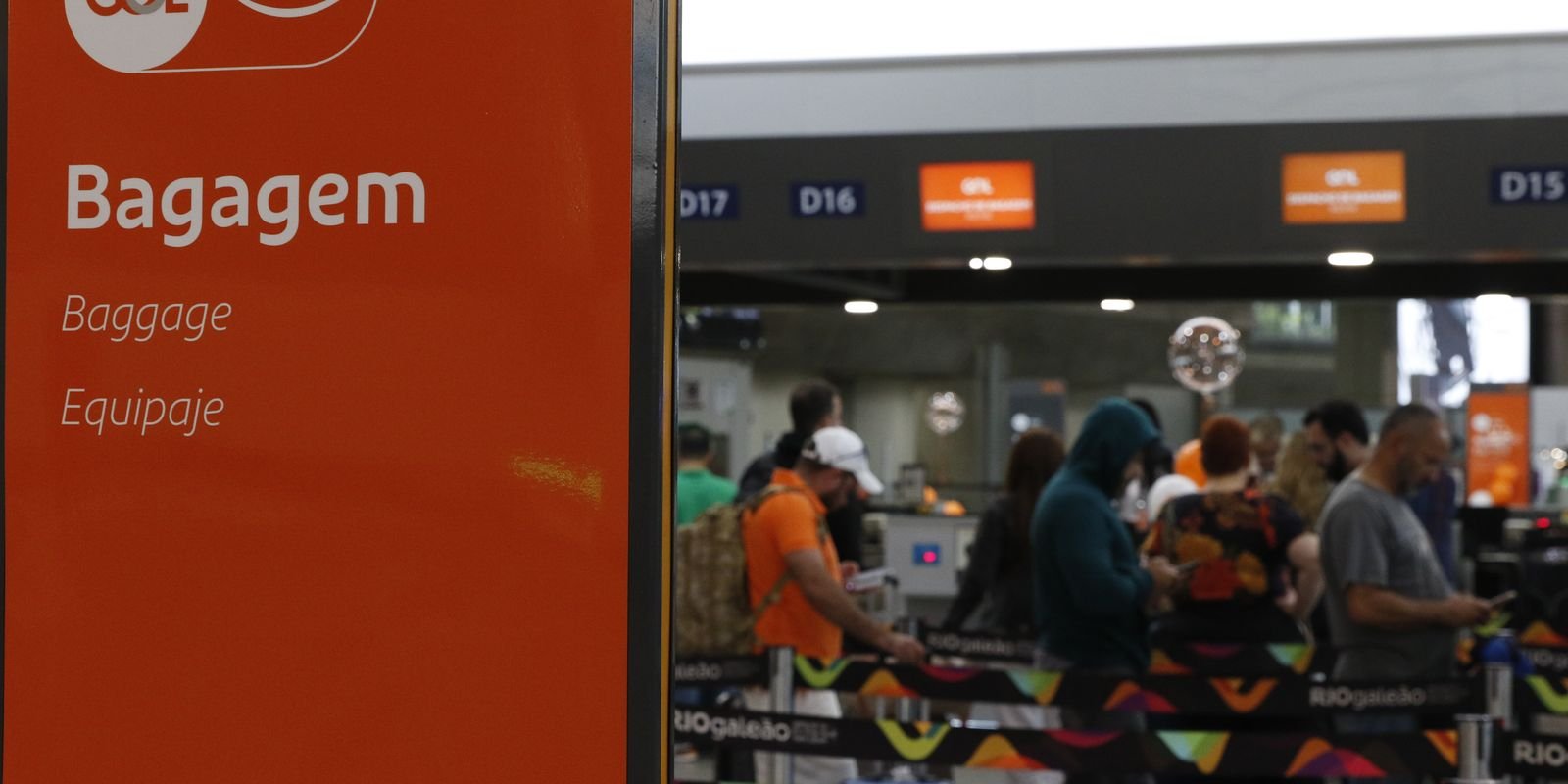 Aeroporto Santos Dumont fecha para limpeza da pista após vazamento