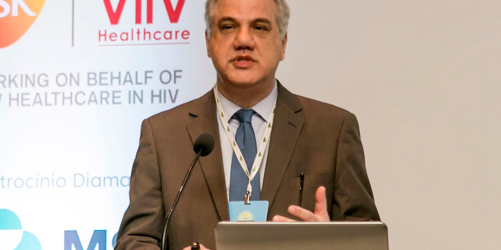 Covid-19 não desapareceu e casos continuam ocorrendo, alerta médico