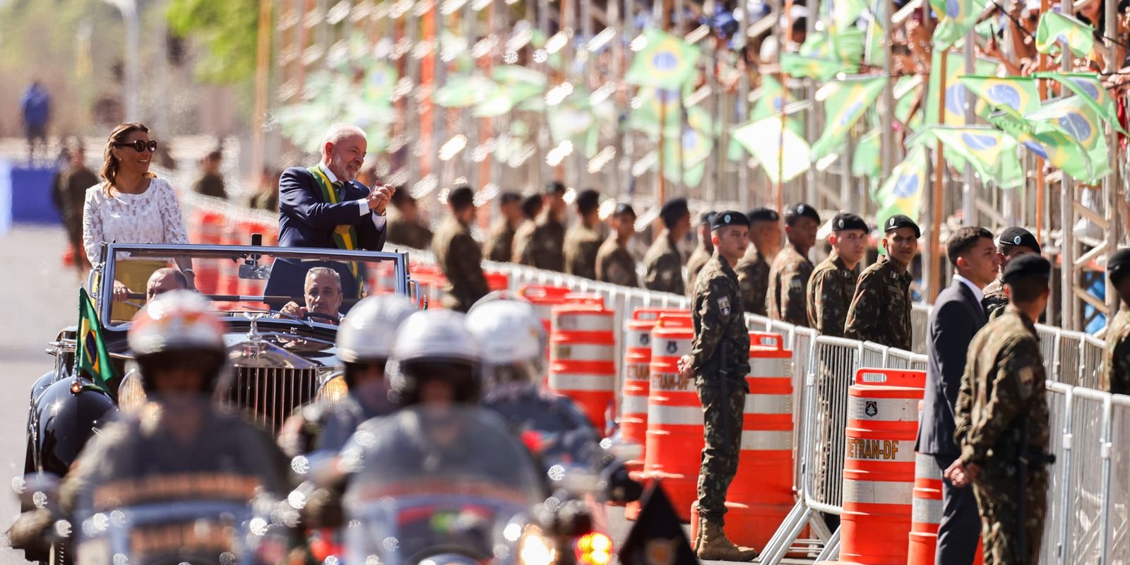 Lula e ministros acompanham desfile; público entoa "sem anistia"