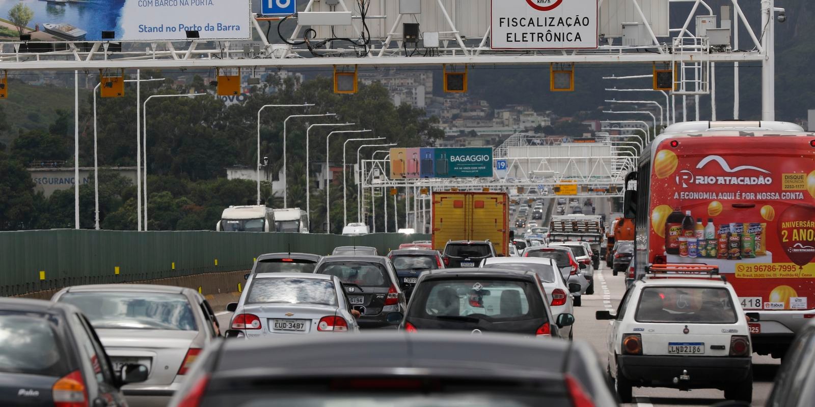 Carro é o principal meio de transporte para o trabalho, diz Censo