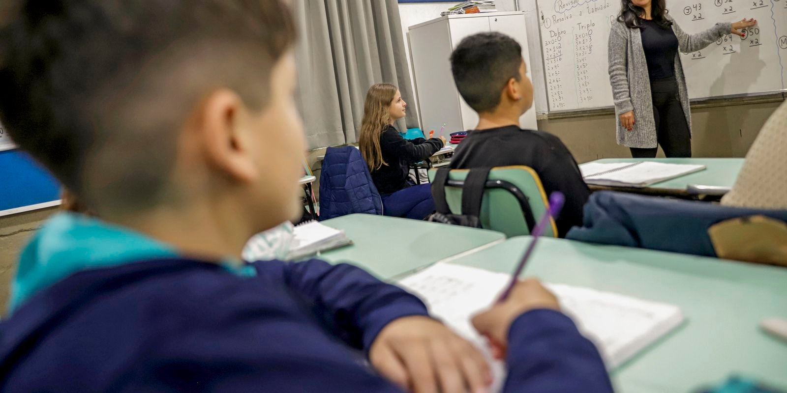 Professor brasileiro perde 21% do tempo de aula para manter disciplina