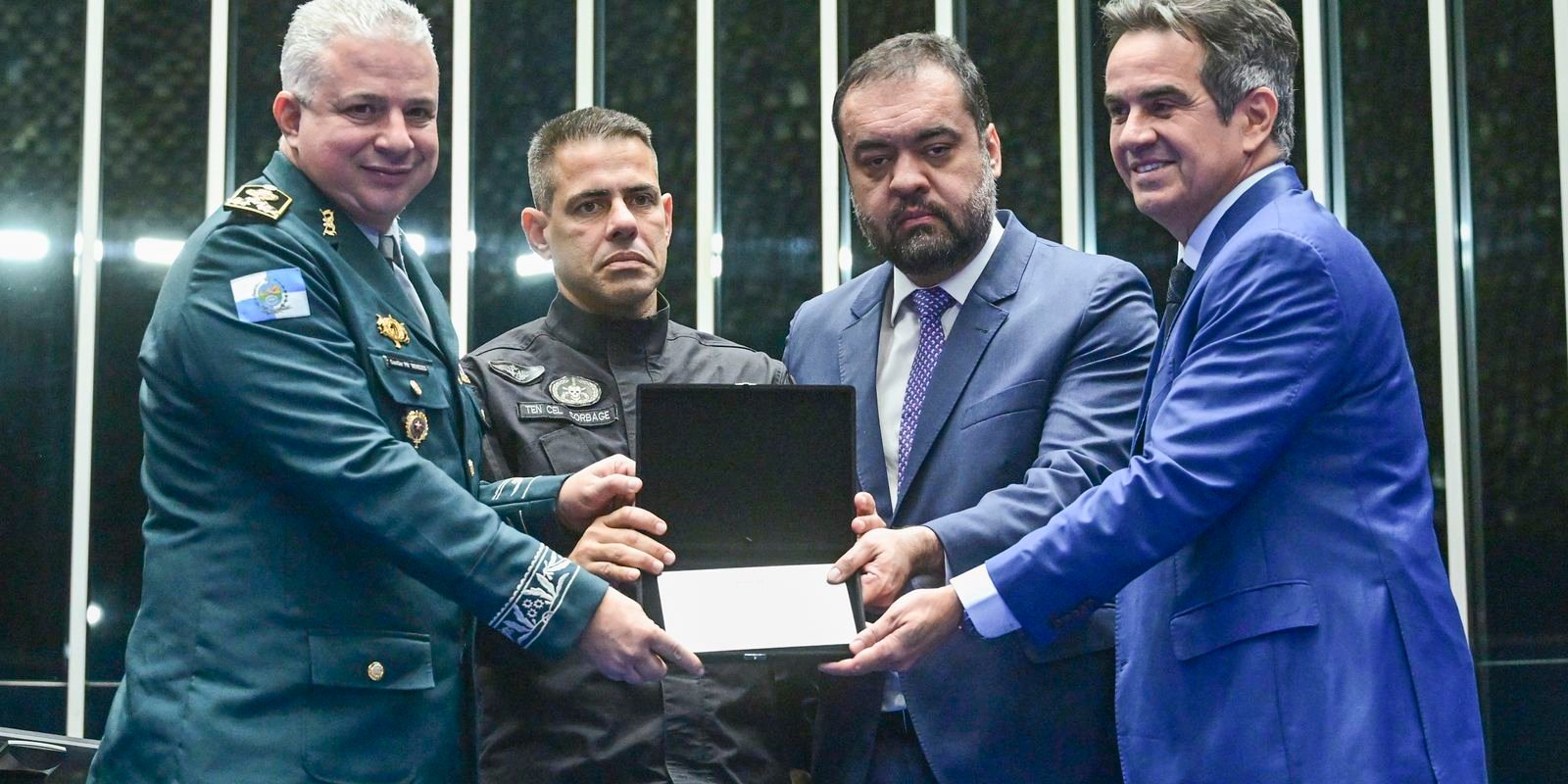 Congresso homenageia policiais mortos durante a Operação Contenção