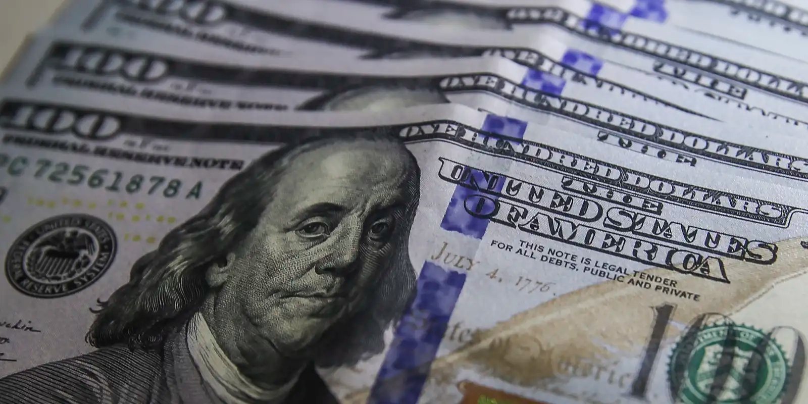 Dólar aproxima-se de R$ 5,60 com remessas de empresas ao exterior