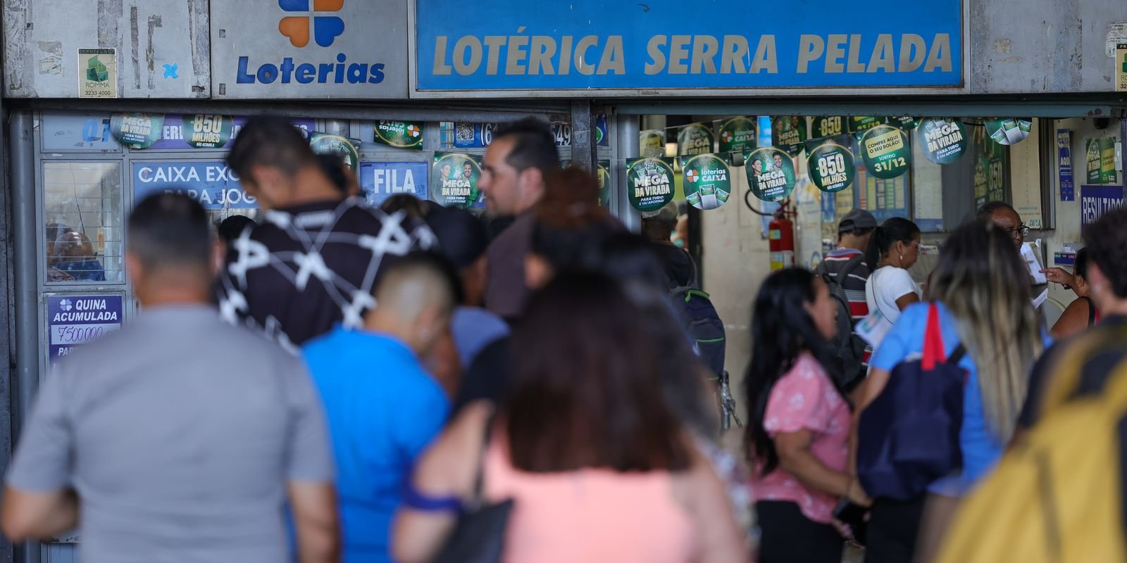 Lotéricas ficam cheias em dia de sorteio da Mega da Virada