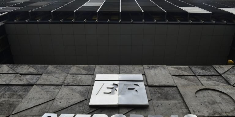 Petrobras reduz preço da gasolina em 5,2% a partir desta terça