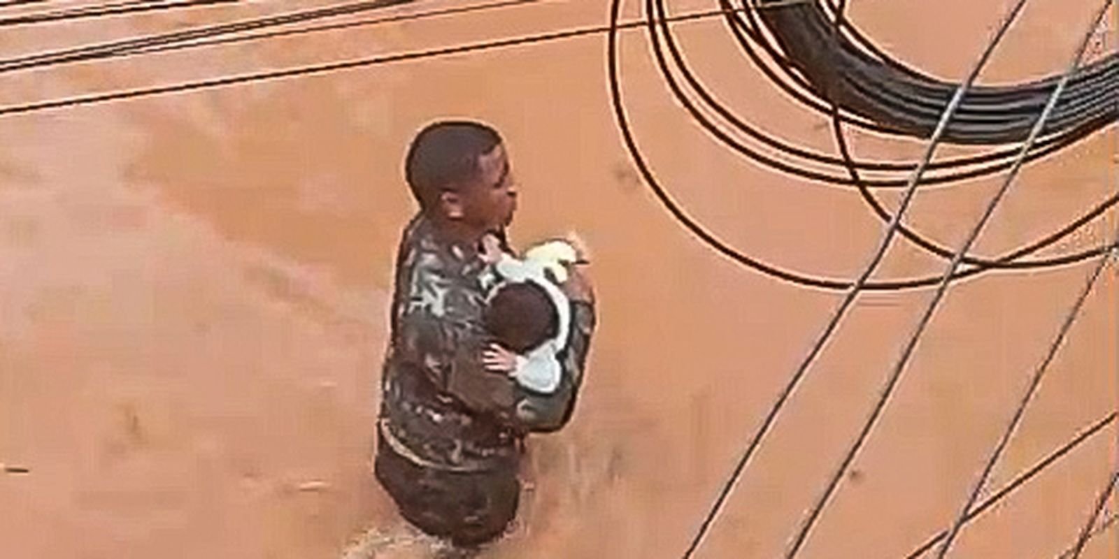 "Eu só fui”: ex-soldado salva criança de inundação em Juiz de Fora