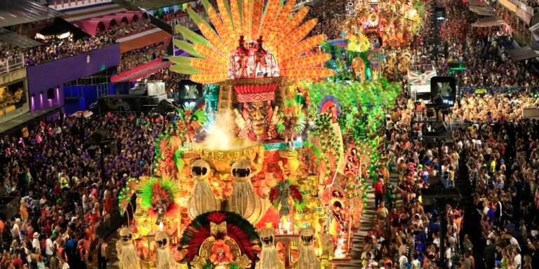 Princípio de incêndio atinge barracão da Grande Rio