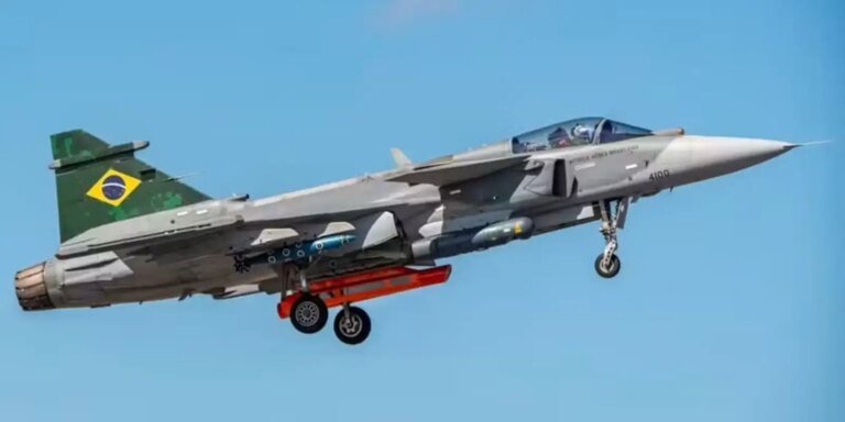 Lula batiza primeiro caça Gripen produzido no Brasil