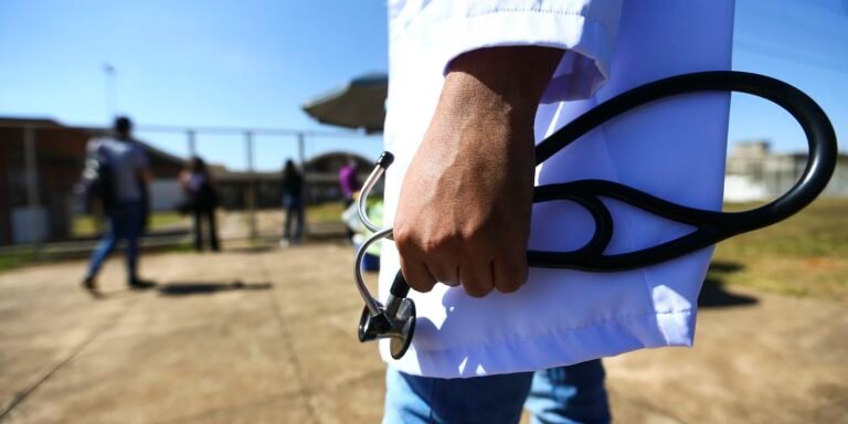 MEC pune mais de 50 cursos de medicina por desempenho insuficiente