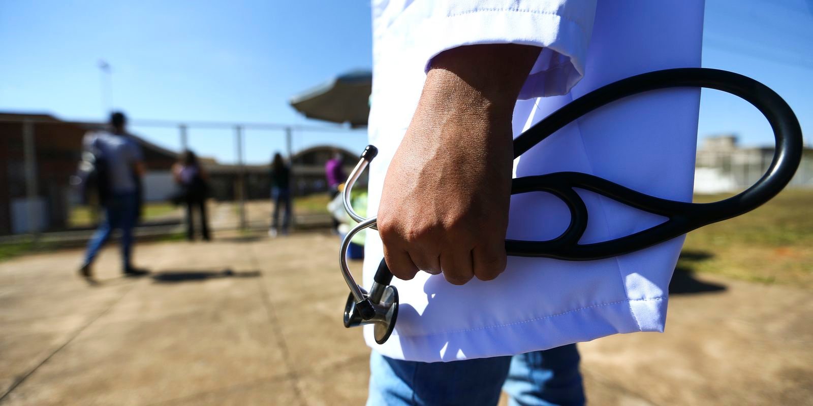 MEC pune mais de 50 cursos de medicina por desempenho insuficiente