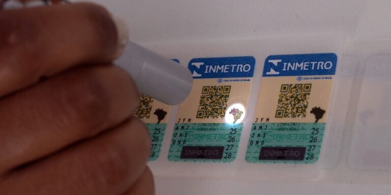 Selos antigos do Inmetro para capacete, extintor e GNV vencem em março