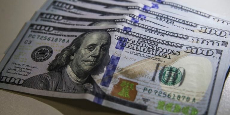 Dólar retoma nível pré-guerra e Bolsa sobe com possível acordo com Irã