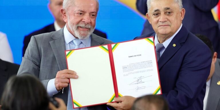 José Guimarães assume ministério e fala em "derrotar o fascismo"